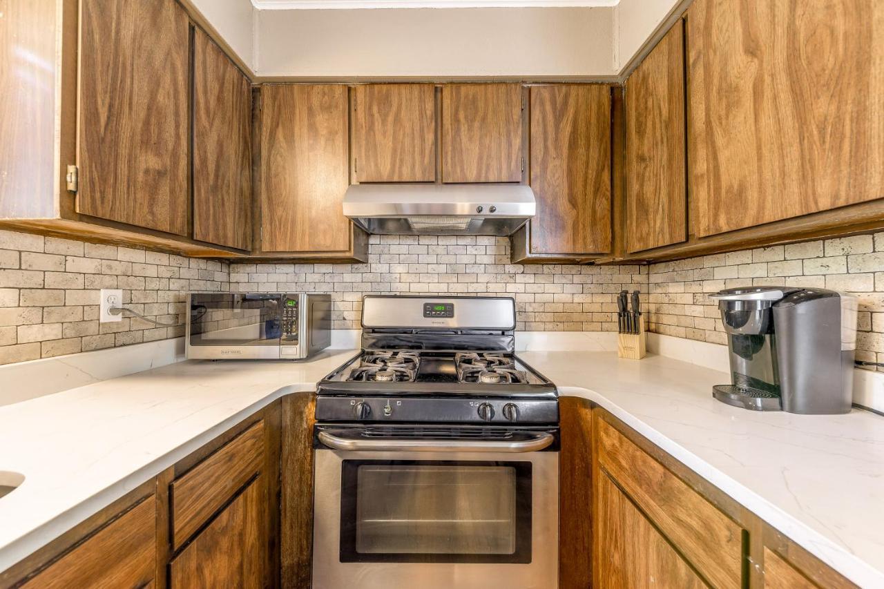 Holiday home Serene With Fenced Yard Near Downtown! *